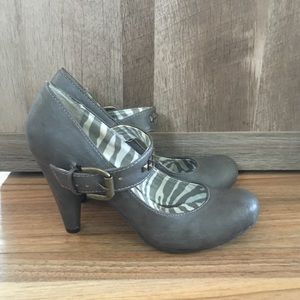 Super cute gray heels